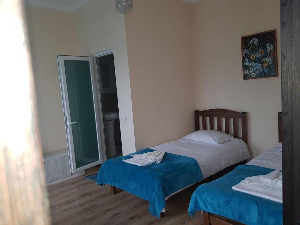 Postel nebo postele na pokoji v ubytování Upstairs Hotel Tbilisi