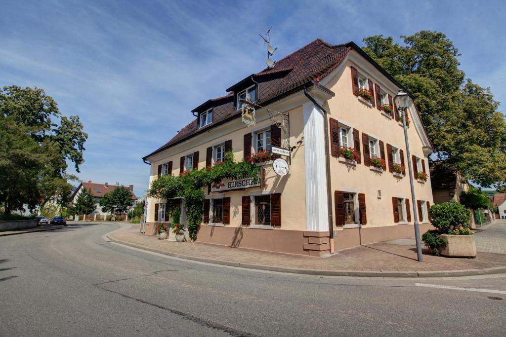 a building on the corner of a street at Gasthaus zum Hirschen in Oberrimsingen