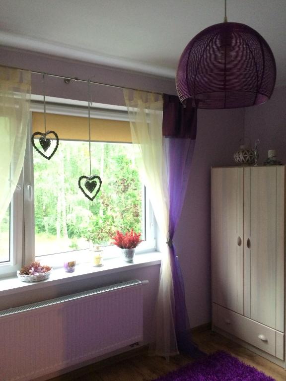a window with purple curtains and hearts hanging from it at Raj z haczykiem in Grzmięca