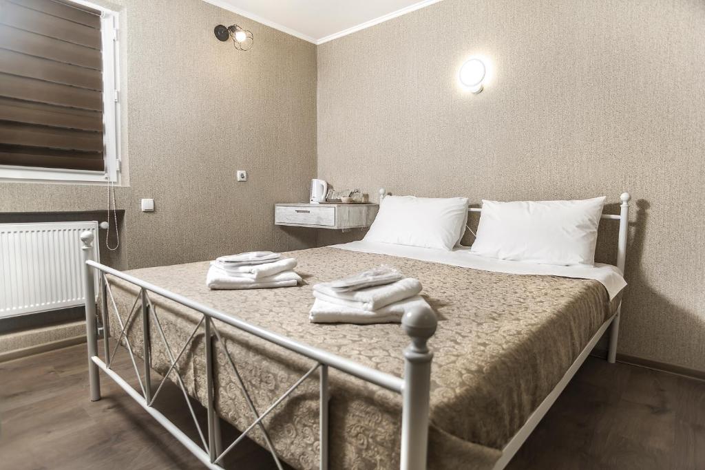 ein Schlafzimmer mit einem Bett mit zwei Handtüchern darauf in der Unterkunft Home25 in Tbilisi City