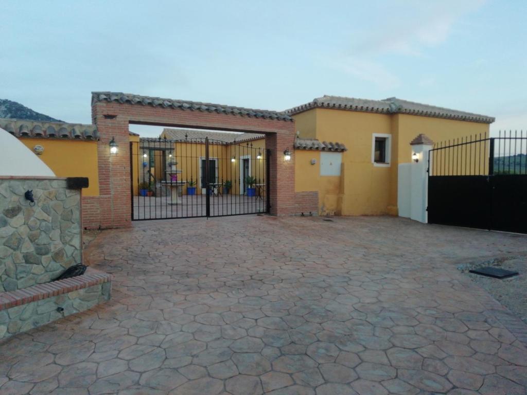 a house with a gate and a driveway at Apartamentos Daper in Facinas
