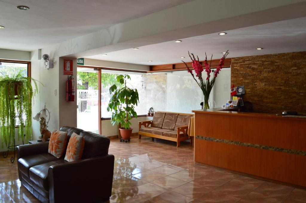 ein Wohnzimmer mit einem Sofa und einem Tisch in der Unterkunft Florida del Inca Hotel in Cusco