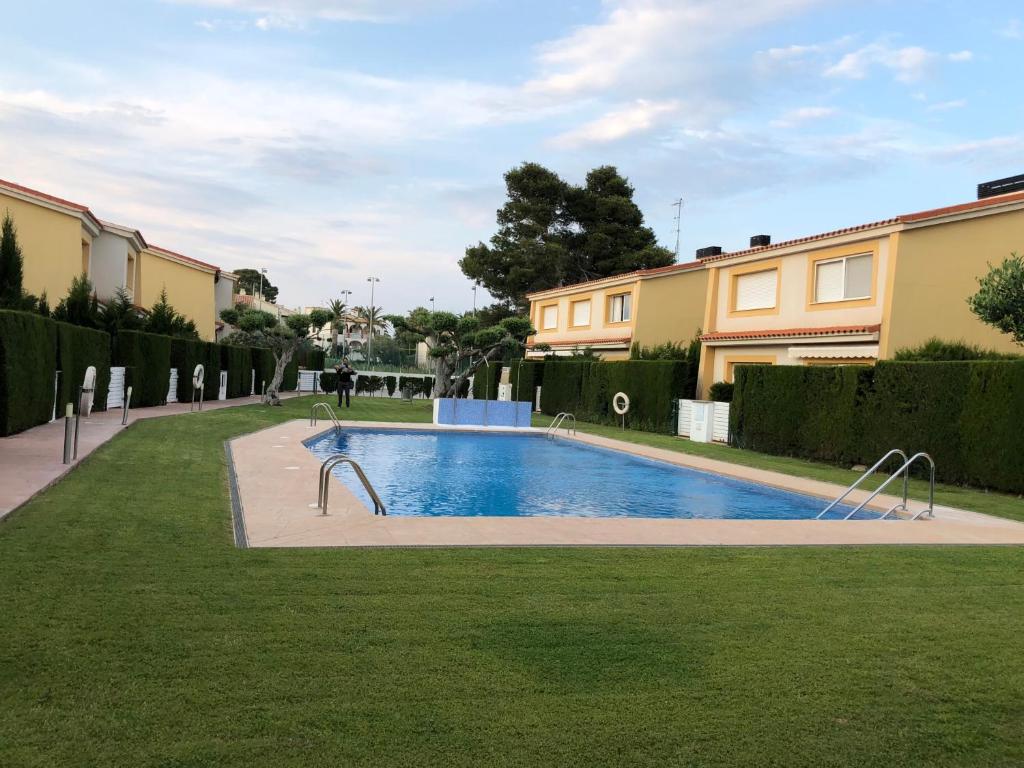 una piscina in un cortile accanto ad alcune case di Casa Ocean by MarCalma a Montroig