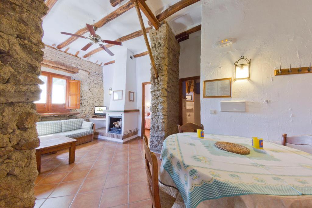 1 dormitorio con mesa y 1 habitación con chimenea en Cortijo Balzain, en La Zubia