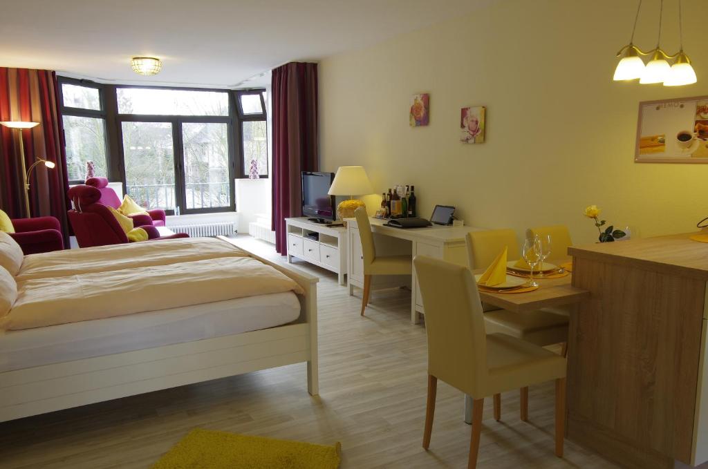 Postel nebo postele na pokoji v ubytování Haus Roseneck mit gratis Zugang zur Jod-Sole-Therme