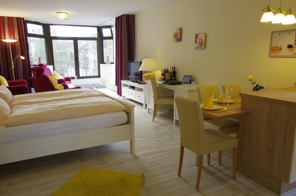 Postel nebo postele na pokoji v ubytování Haus Roseneck mit gratis Zugang zur Jod-Sole-Therme