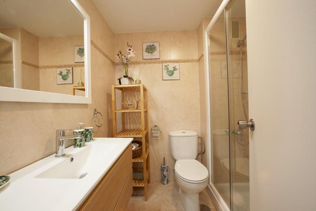 łazienka z toaletą, umywalką i prysznicem w obiekcie Casa Volare- estilo y relax en pleno casco antiguo w Maladze
