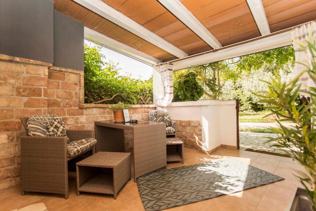 un patio al aire libre con sillas y mesa en Apartments Milena Rovinj, en Rovinj