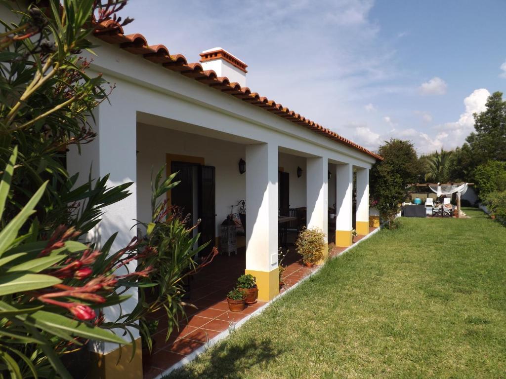 a side view of a house with a yard at Quinta do Xarrama in Évora