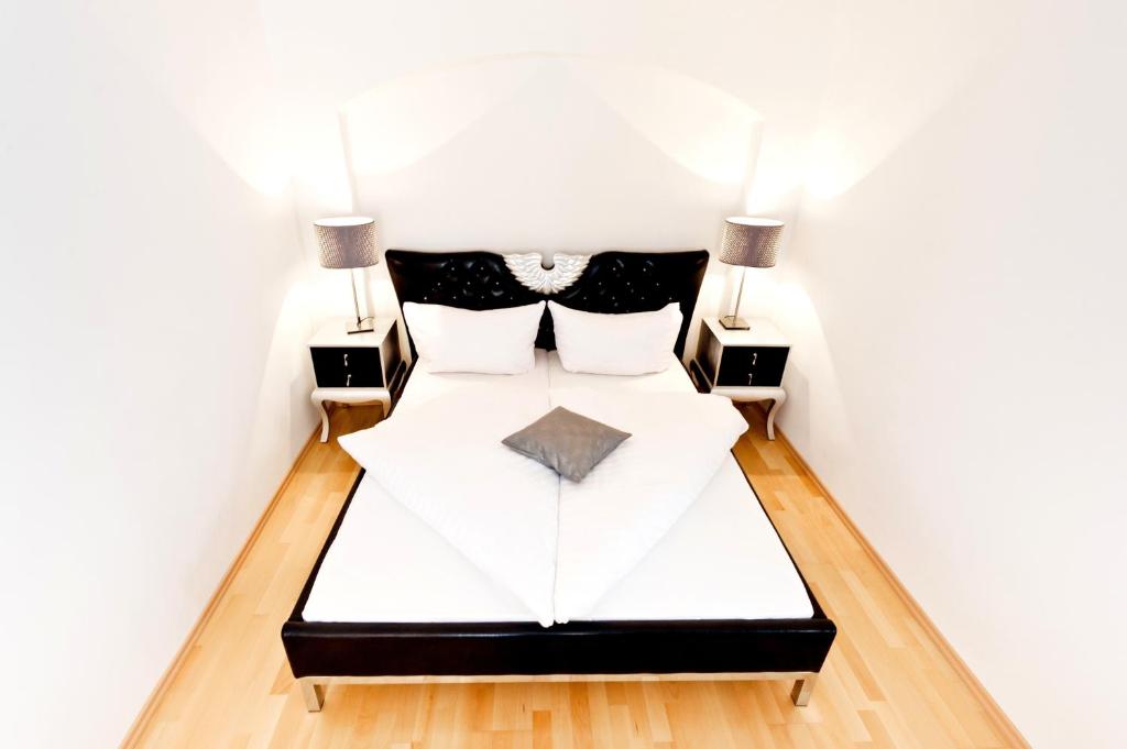 Postel nebo postele na pokoji v ubytování VOX Design Hotel