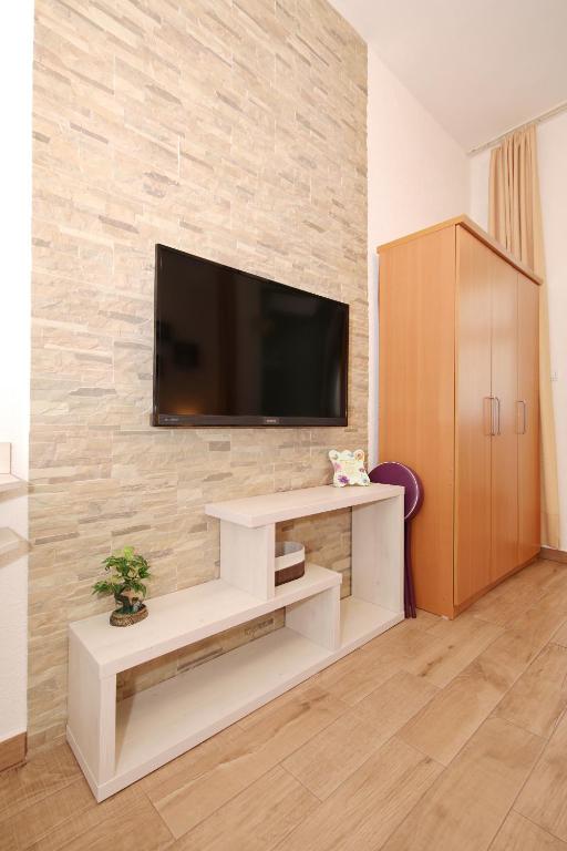 Televízia a/alebo spoločenská miestnosť v ubytovaní Studio close to the beach - Zadar Borik