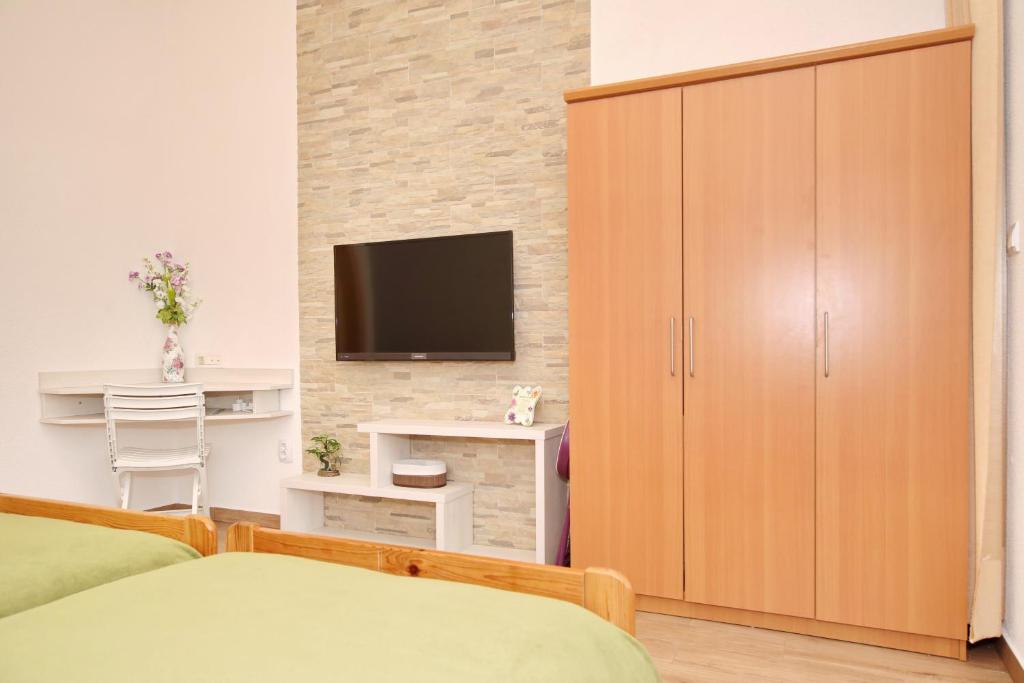 Televízia a/alebo spoločenská miestnosť v ubytovaní Studio close to the beach - Zadar Borik