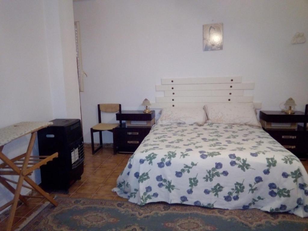 1 dormitorio con cama y escritorio en La piazza piccola alle spalle Del castello, en Ioppolo Giancaxio