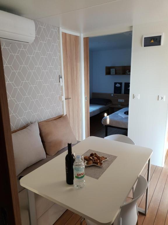 Postel nebo postele na pokoji v ubytování Mobile Home Starfish I Camp Biograd