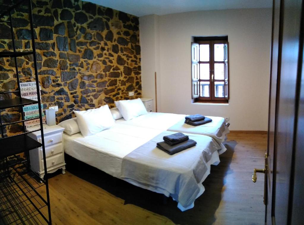 A bed or beds in a room at Casona Angliru