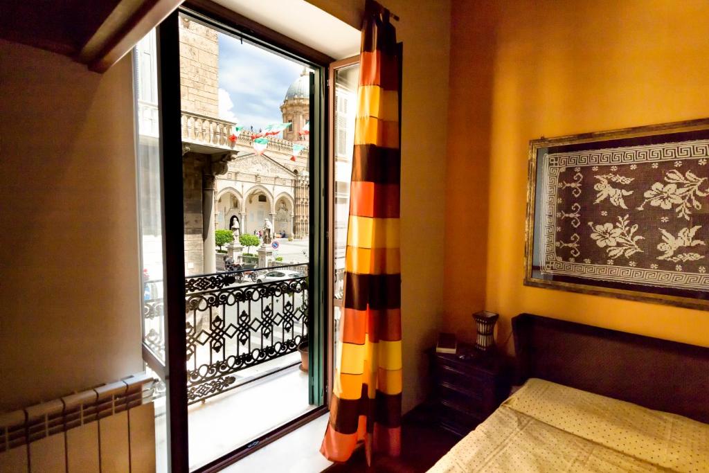 Camera con finestra e balcone affacciato di Vista Cattedrale a Palermo