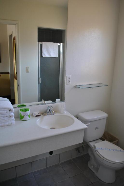 Ein Badezimmer in der Unterkunft Town and Country Inn