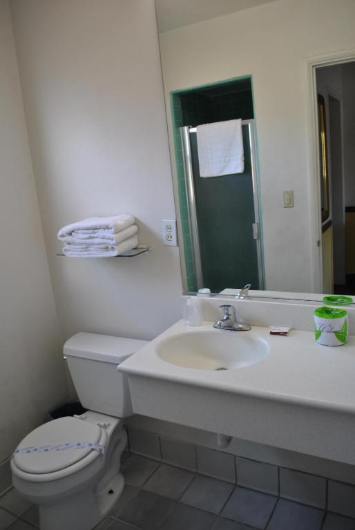 Ein Badezimmer in der Unterkunft Town and Country Inn