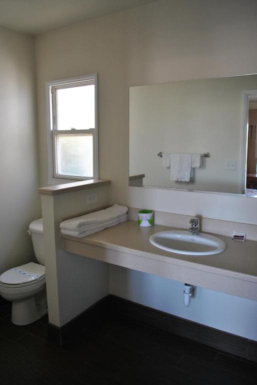 Ein Badezimmer in der Unterkunft Town and Country Inn