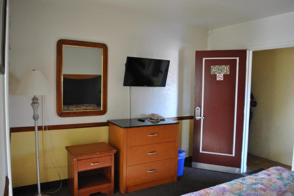 TV&#47;Unterhaltungsangebot in der Unterkunft Town and Country Inn