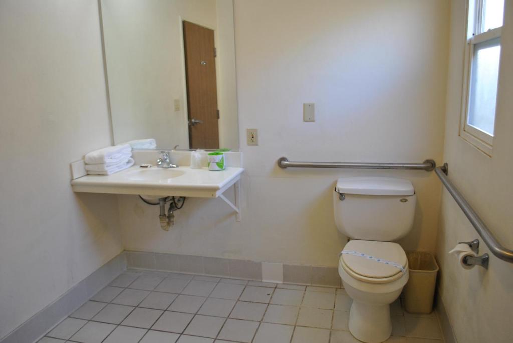 Ein Badezimmer in der Unterkunft Town and Country Inn