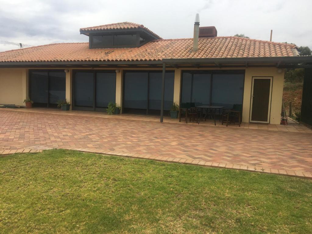 Family 3 Bedroom Rural Home on top of Chandlers Hill 2km to Wineries - Housity