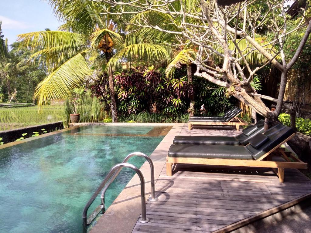 Bazén v ubytování Ubud Lestari Bungalows nebo v jeho okolí