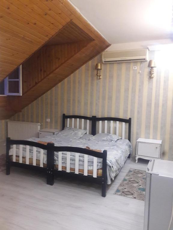 Postel nebo postele na pokoji v ubytování Daviti Tbilisi