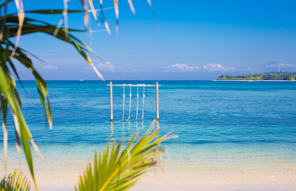 una red de voleibol en la playa junto al océano en Island View Bar & Bungalow, en Gili Air