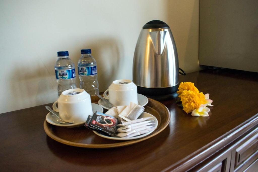 Příslušenství pro přípravu čaje a kávy v ubytování Hotel Shri Ganesh