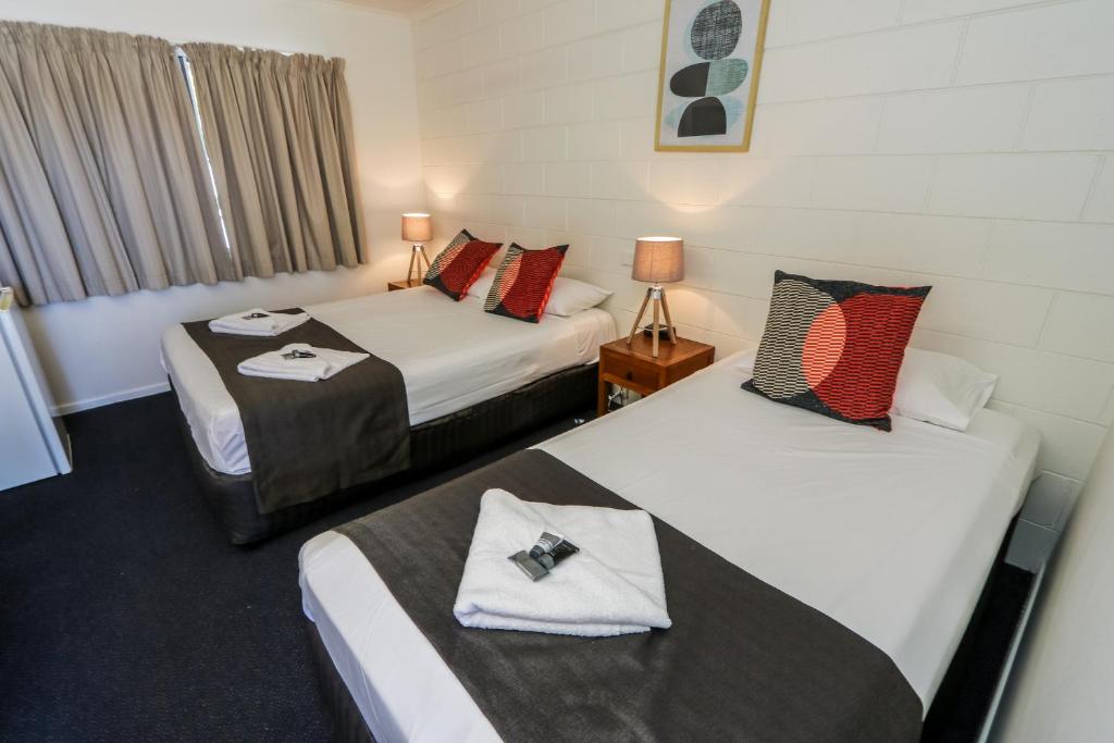 duas camas num quarto de hotel com duas em Miriam Vale Motel em Miriam Vale