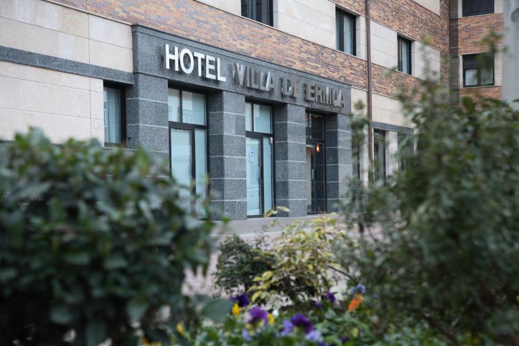 un bâtiment d'hôtel avec les mots “hotel william edelman” dans l'établissement Hotel Villa De Ermua, à Ermua