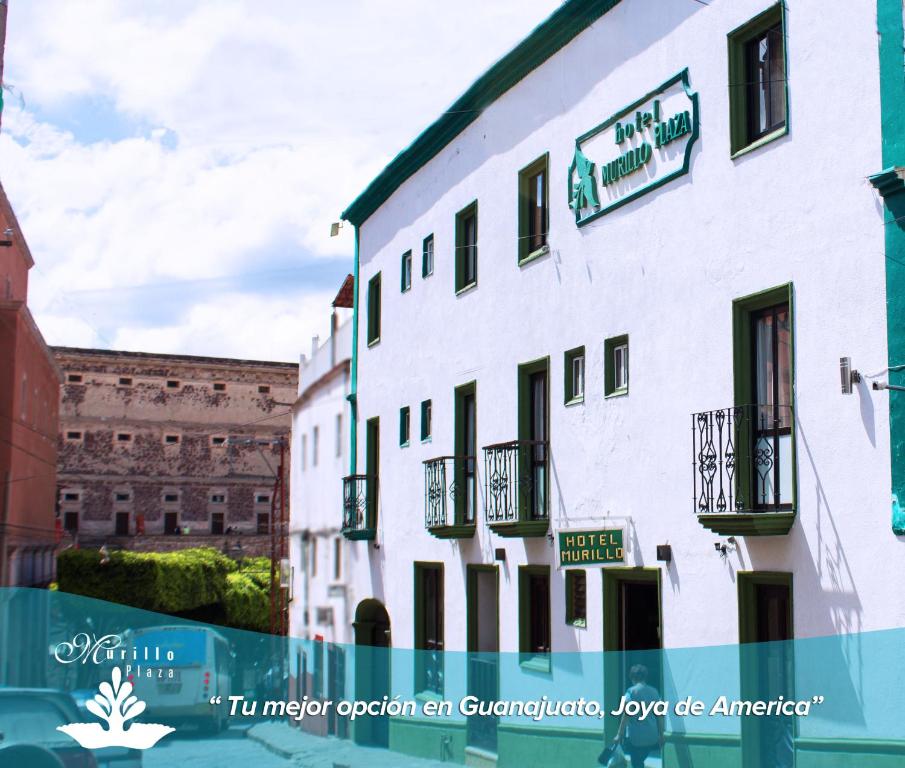 un edificio blanco con ventanas y balcones. en Hotel Murillo Plaza, en Guanajuato