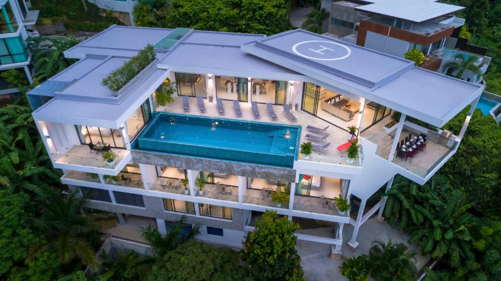 una vista aérea de un edificio con piscina en Serenity Villa, en Bang Tao Beach