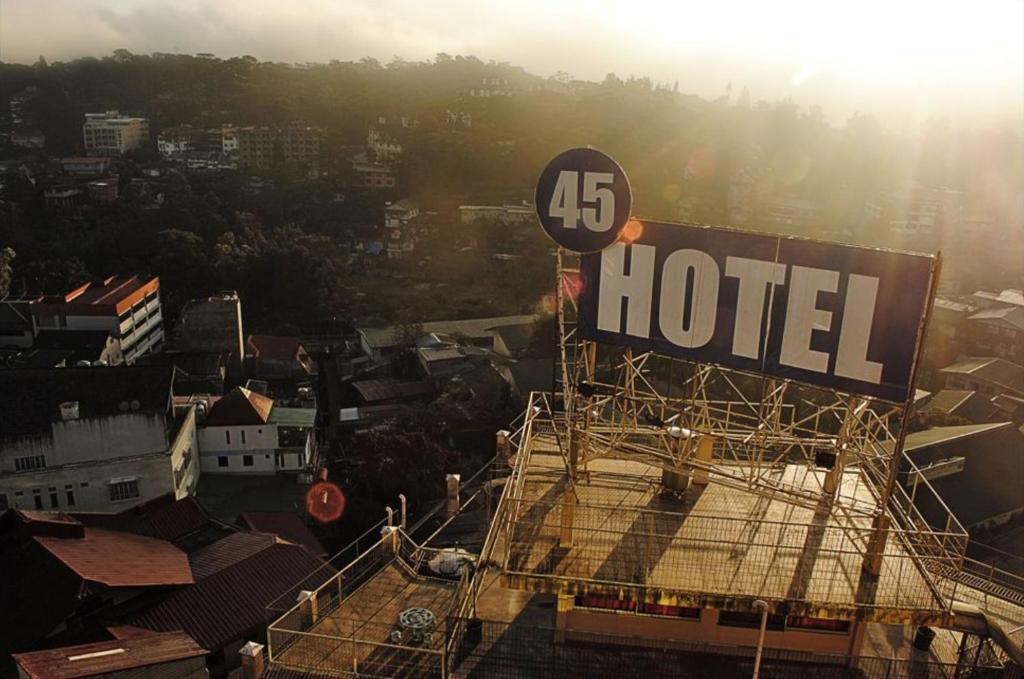 Nespecifikovaný výhled na hory nebo výhled na hory při pohledu z hotelu