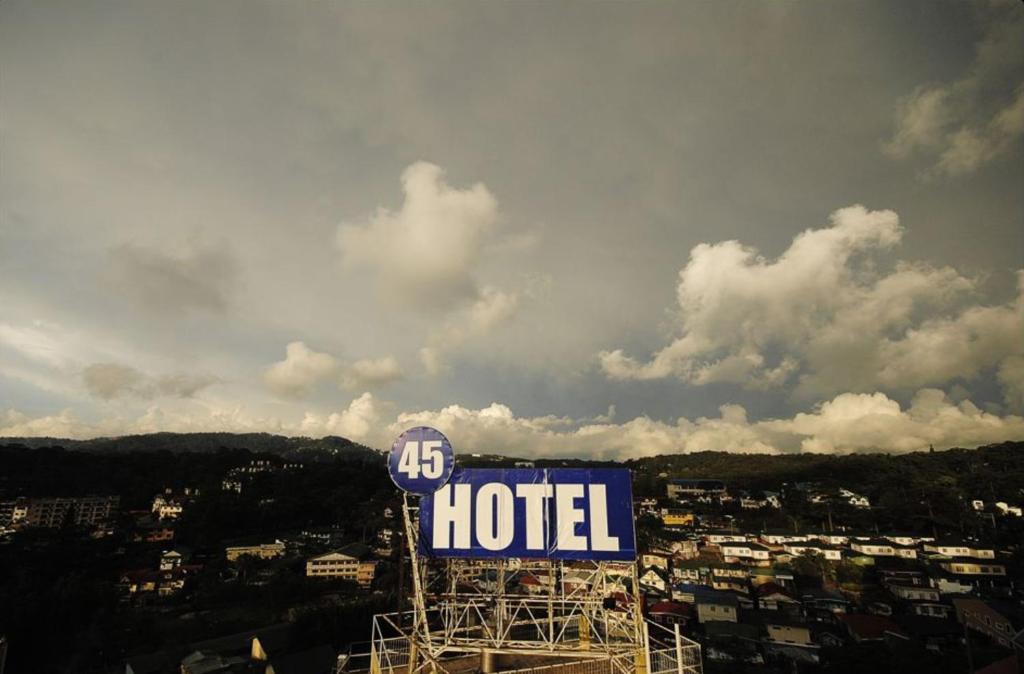 Nespecifikovaný výhled na hory nebo výhled na hory při pohledu z hotelu