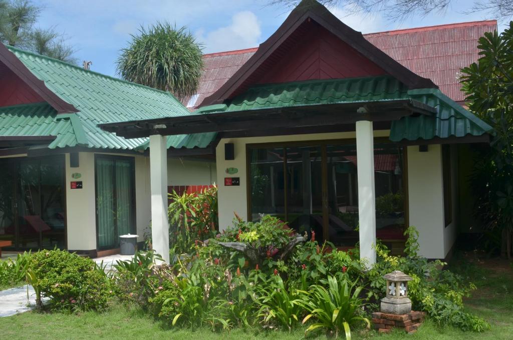 Ein Garten an der Unterkunft Golden Bay Cottage - SHA Extra Plus