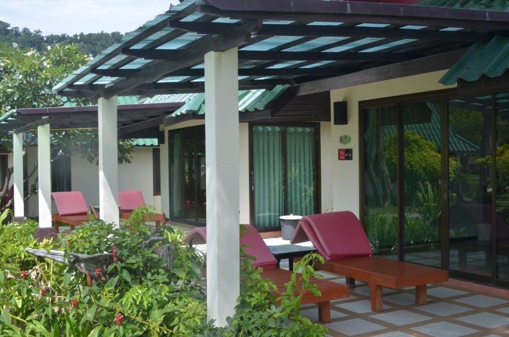 Ein Garten an der Unterkunft Golden Bay Cottage - SHA Extra Plus
