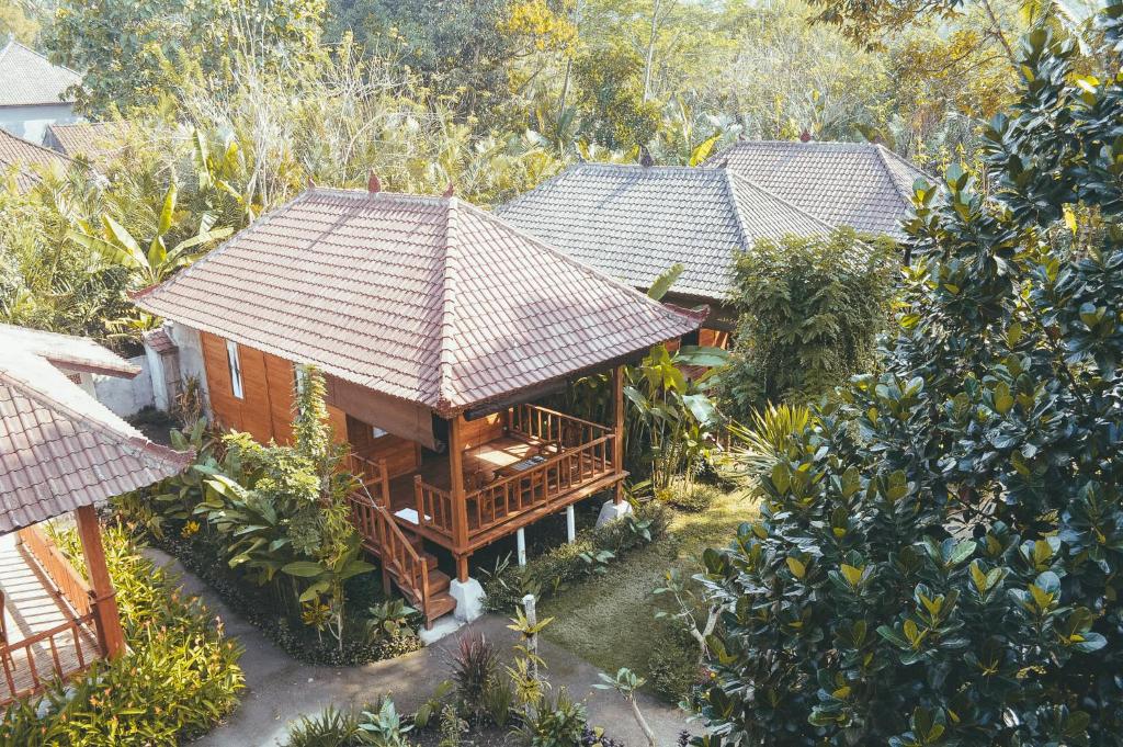 une vue aérienne sur une maison avec un toit dans l'établissement Kubu Alas Tunggal Villa, à Sidemen