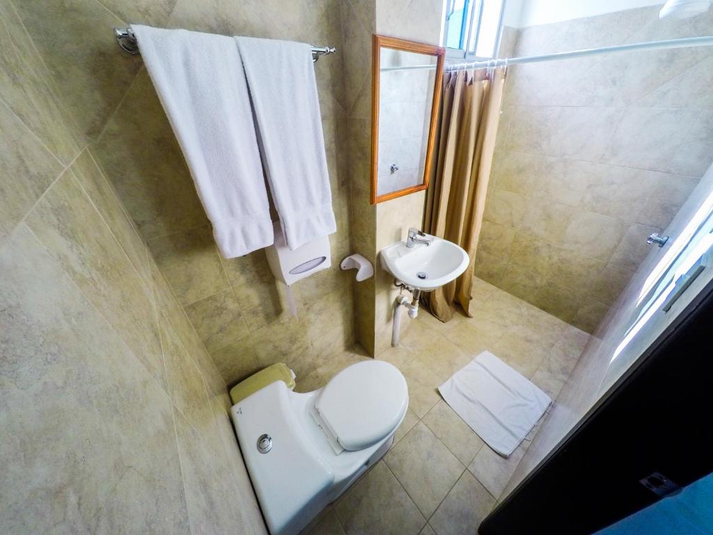 Koupelna v ubytování DC Suites Aeropuerto