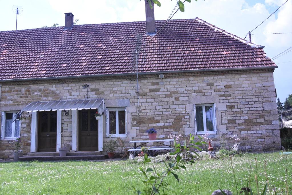 Cette maison en briques dispose d'une fenêtre et d'une terrasse couverte. dans l'établissement le gîte de Marinette, à Villers-Robert