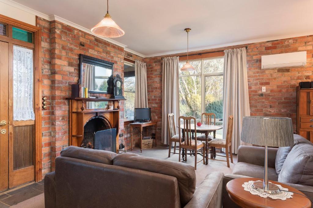 TV a/nebo společenská místnost v ubytování Killynaught Spa Cottages