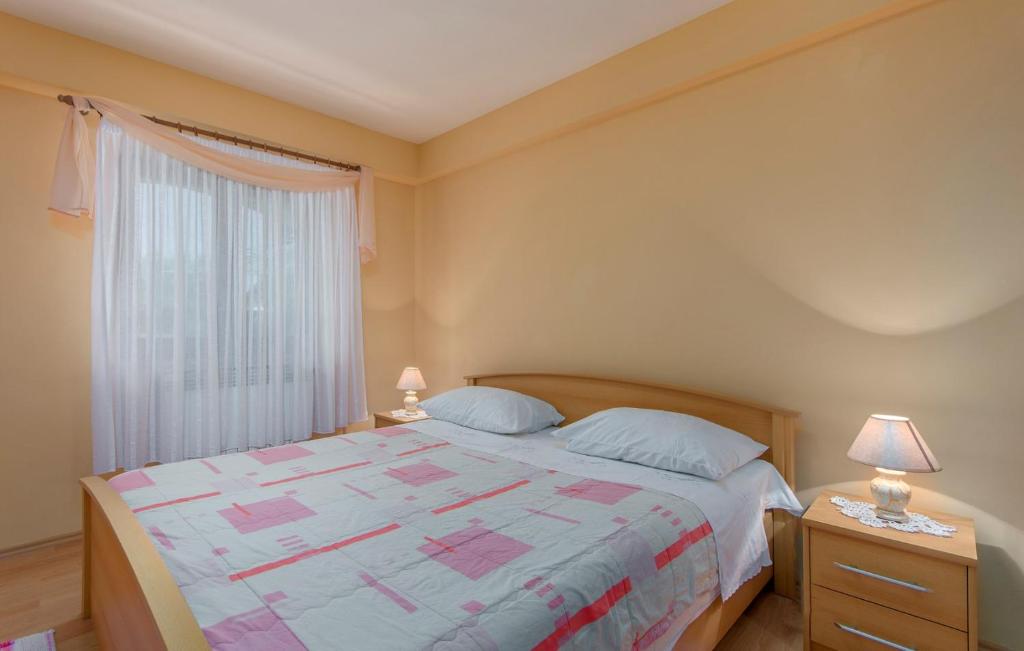 sypialnia z dużym łóżkiem i oknem w obiekcie Apartments Rajko w Poreču