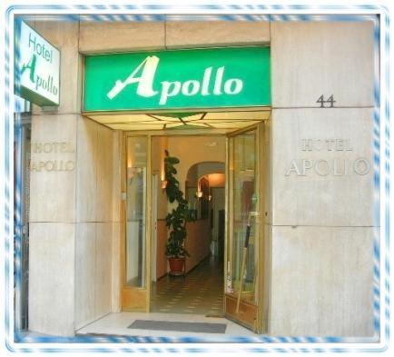uma loja Apollo com um cartaz na frente. em Apollo em Frankfurt