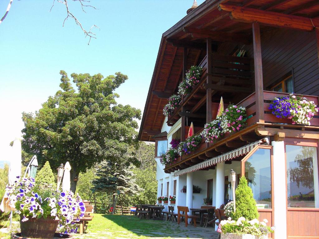 a building with flowers on the side of it at Pension Hatzis in Laion