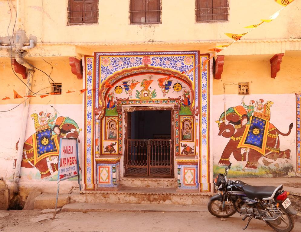 una motocicleta estacionada frente a un edificio con una puerta en Haveli Uma Megh Tourist Guest House, en Bundi