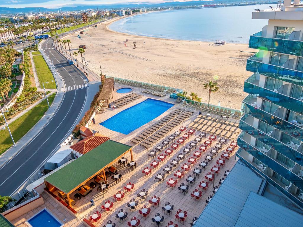 una vista aérea de un hotel y de la playa en Golden Donaire Beach en La Pineda