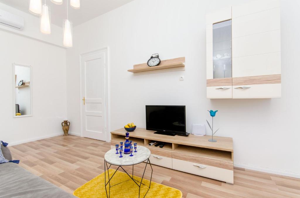 Televízia a/alebo spoločenská miestnosť v ubytovaní City Core Apartment