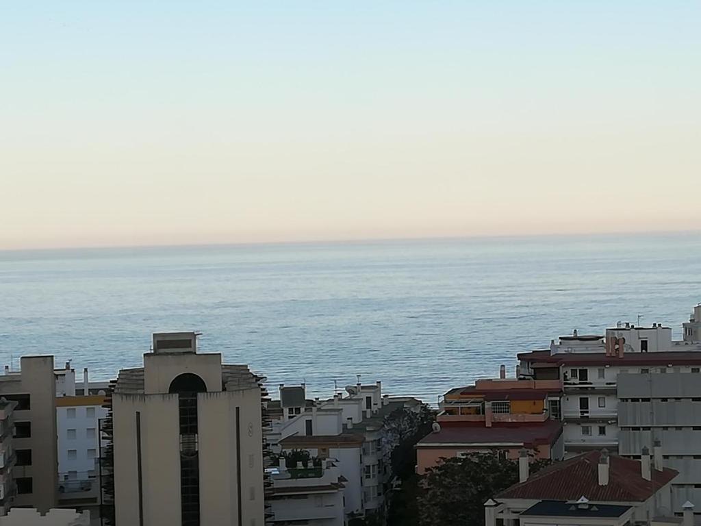トレモリノスにあるVistas al Marの建物のある街から海の景色を望む