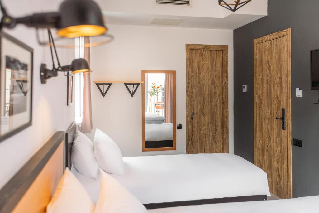 Postel nebo postele na pokoji v ubytování Timber Boutique Hotel